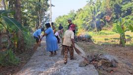KERJA BAKTI MEMBERSIHKAN JALAN LINGKUNGAN RT 04